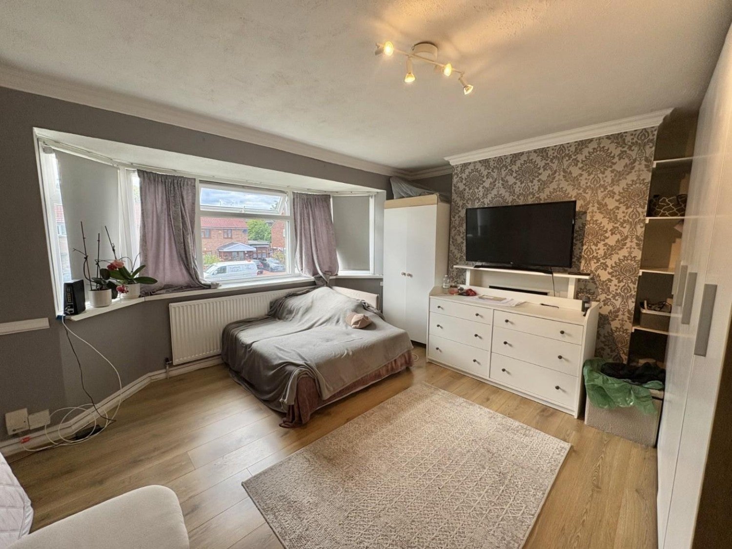 Flat Larch Crescent in Greater London