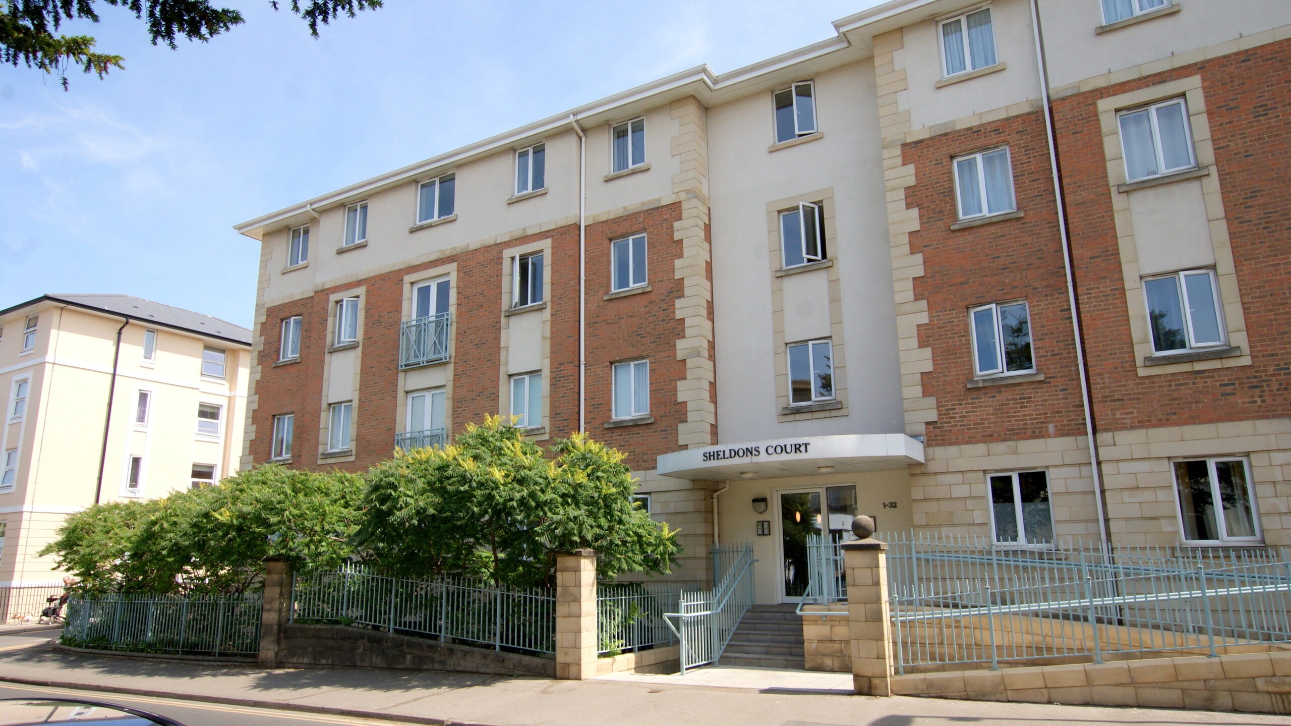 Flat Sheldons Court in Cheltenham