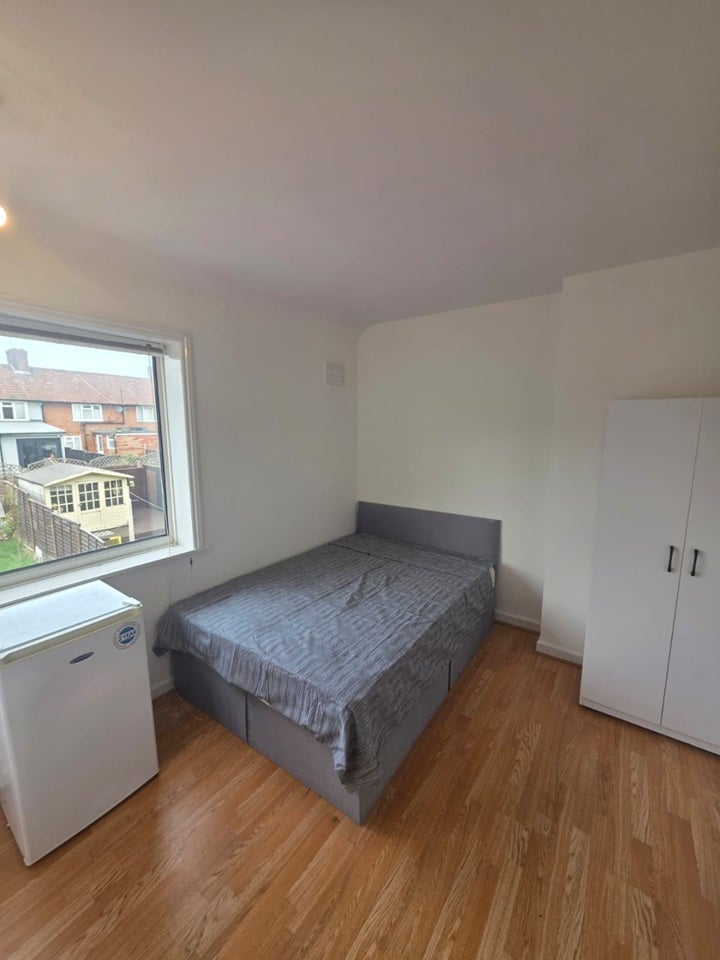 Room Thursley Road in Greater London