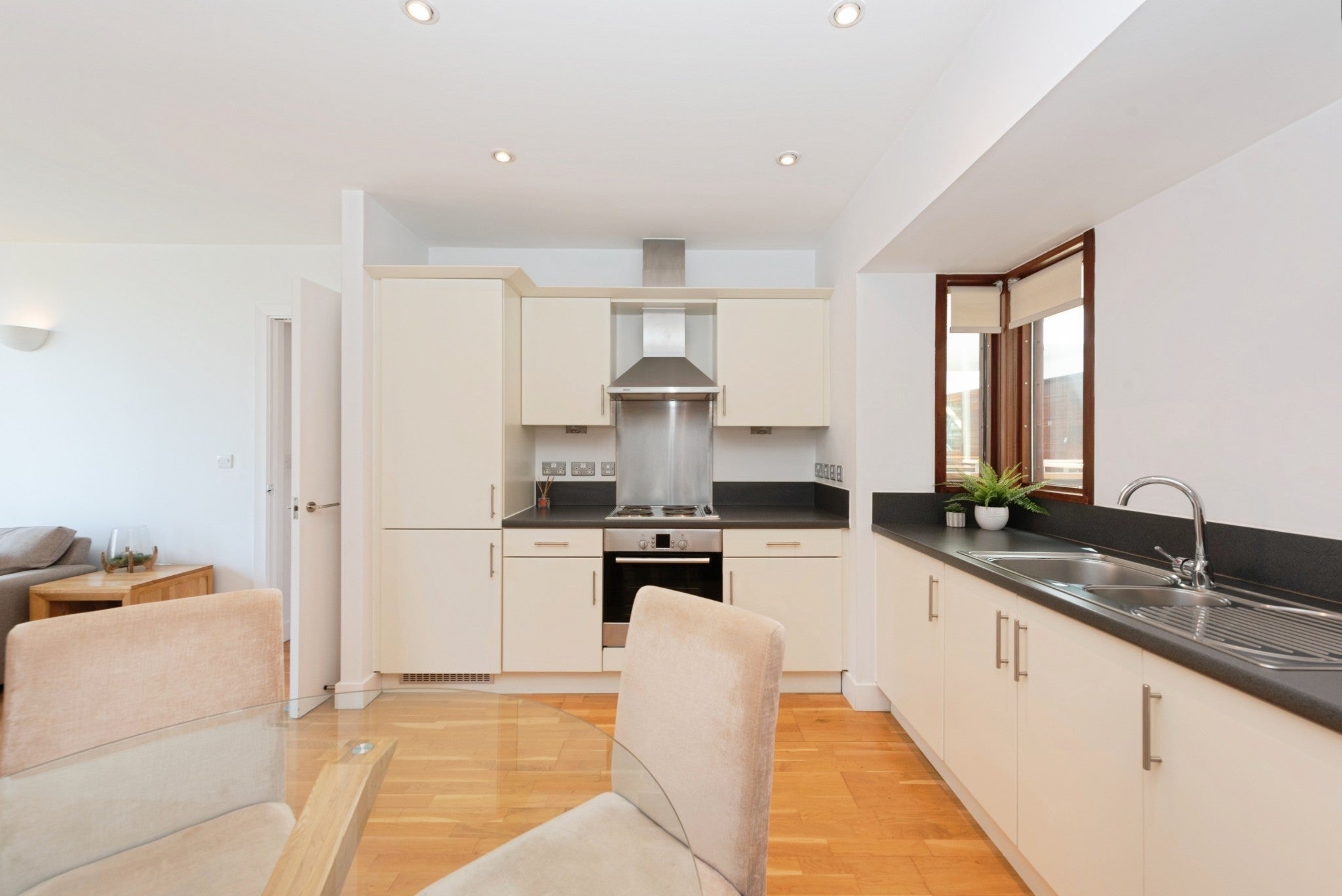 Flat Watermill Way in Greater London