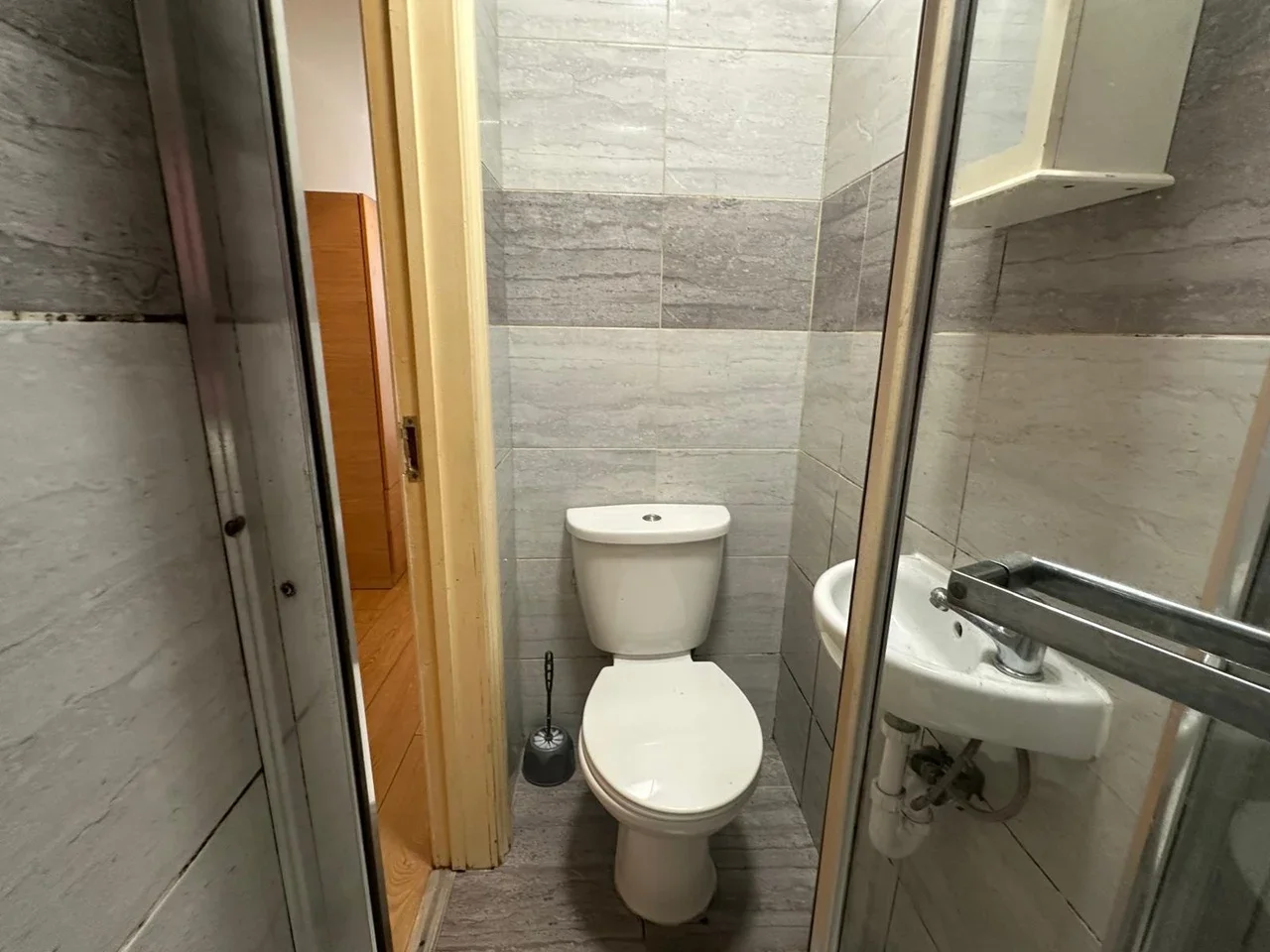 Flat Oak Cottage Close in Greater London