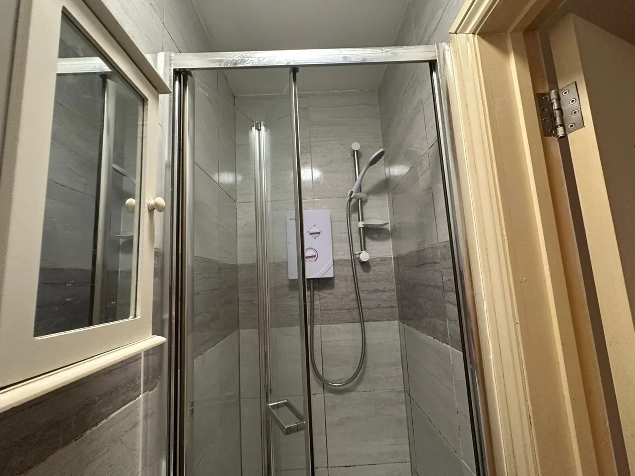 Flat Oak Cottage Close in Greater London