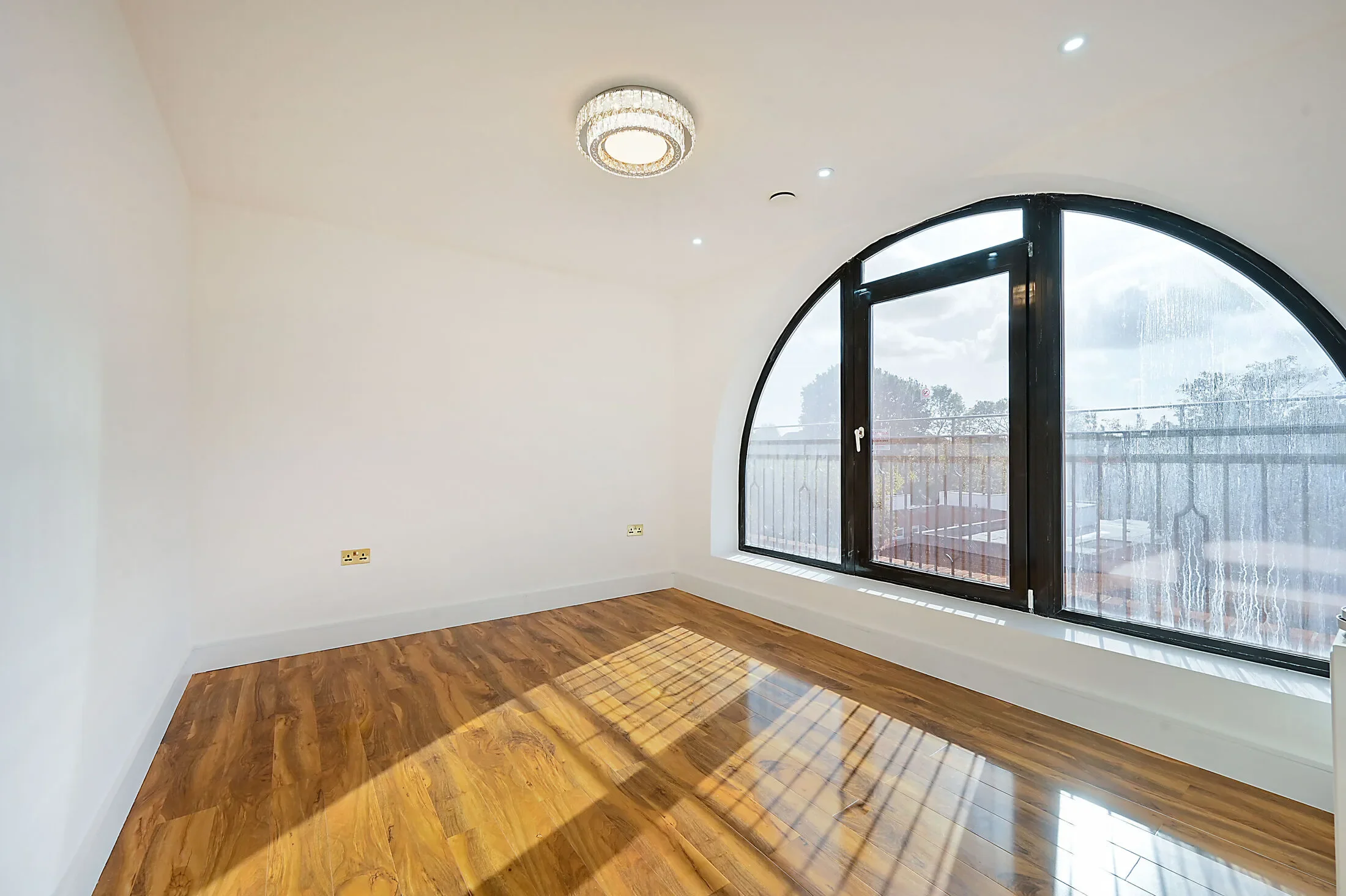 Flat Cobham Road in Greater London