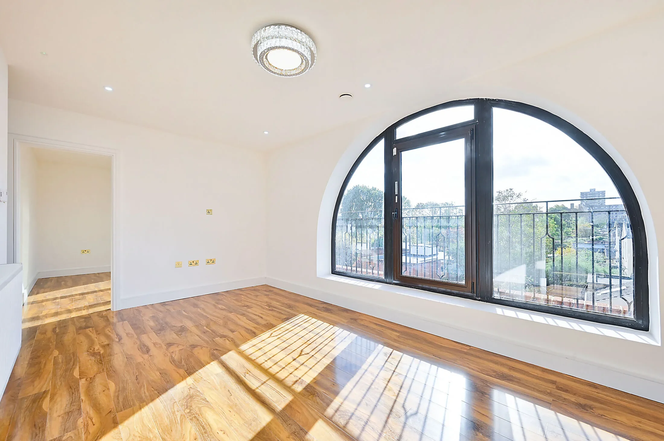 Flat Cobham Road in Greater London