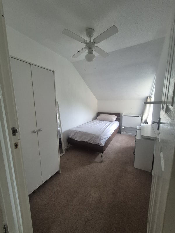 Room Warrington Close in Crawley