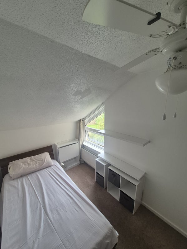 Room Warrington Close in Crawley