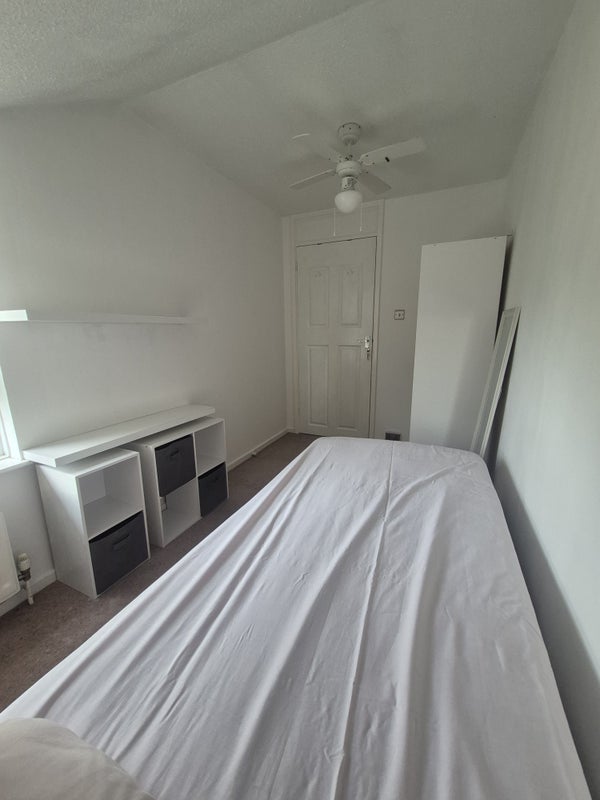 Room Warrington Close in Crawley