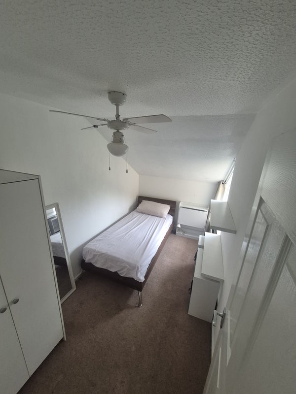 Room Warrington Close in Crawley