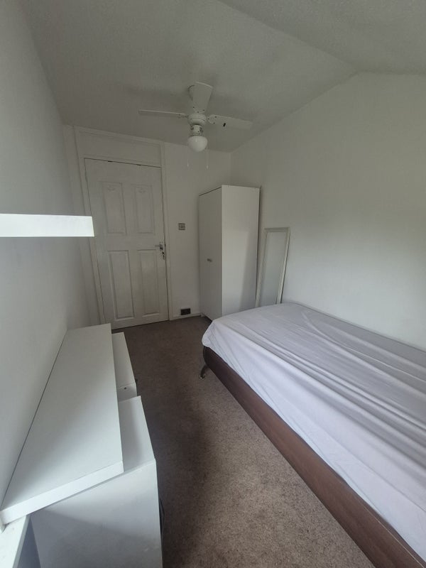 Room Warrington Close in Crawley
