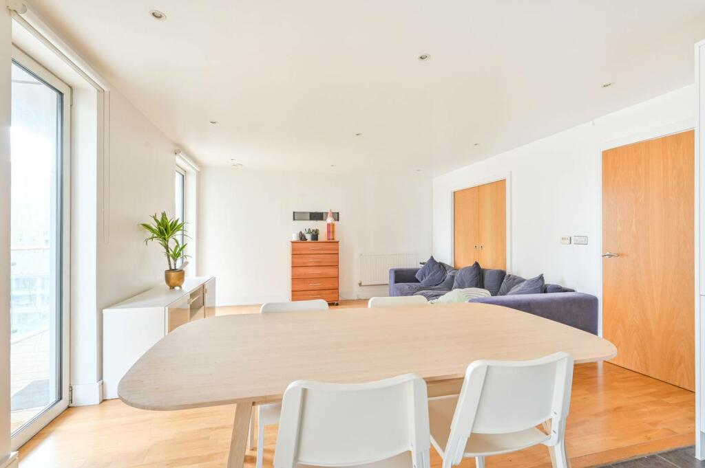 Flat Cassilis Road in Greater London