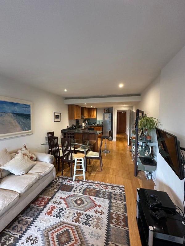 Room Queenstown Road in Greater London