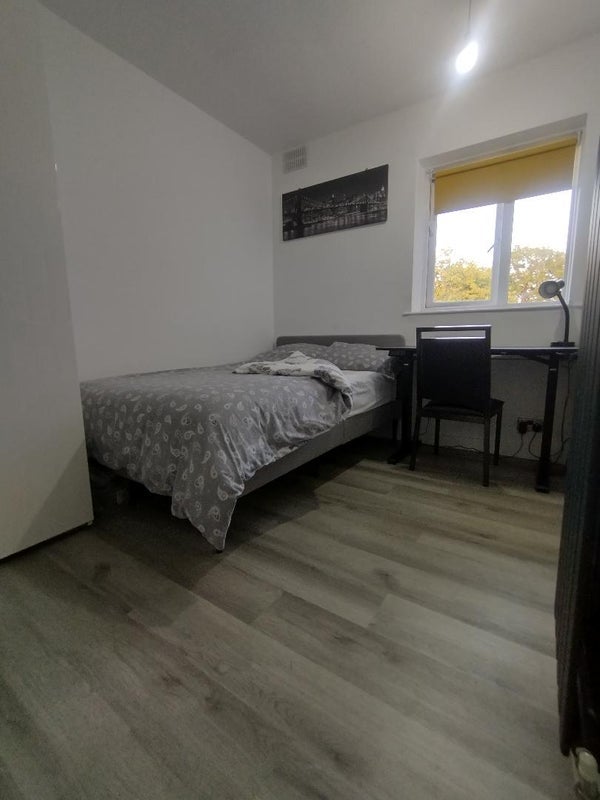 Room Sheriff Avenue in Coventry