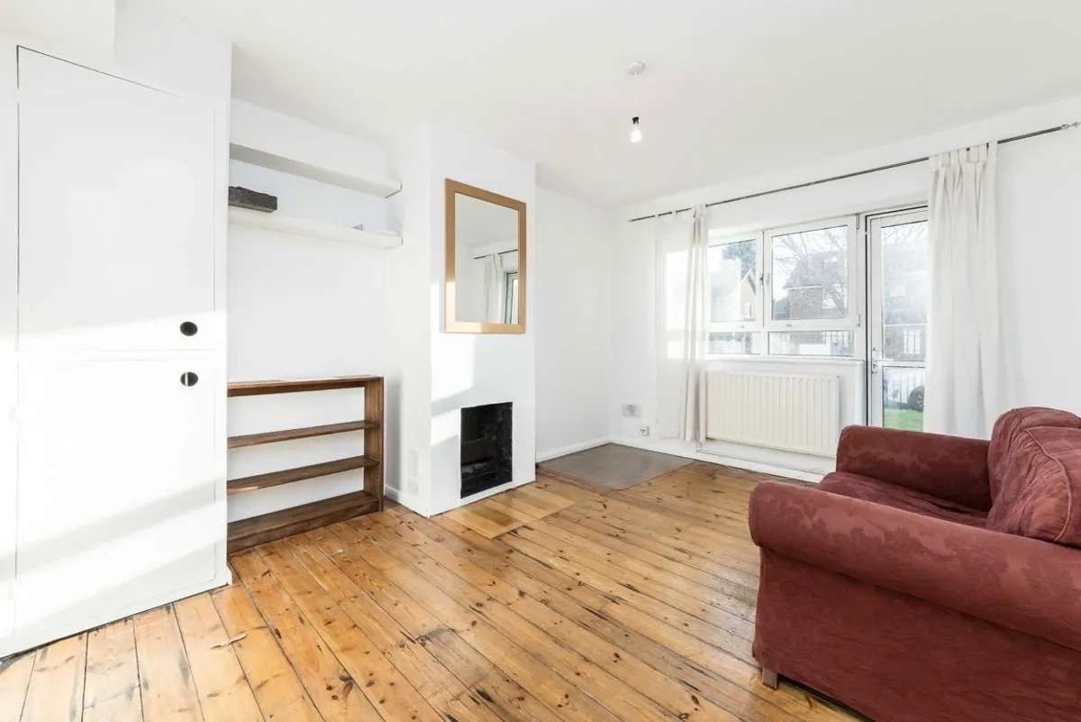 Flat Holdernesse Road in Greater London