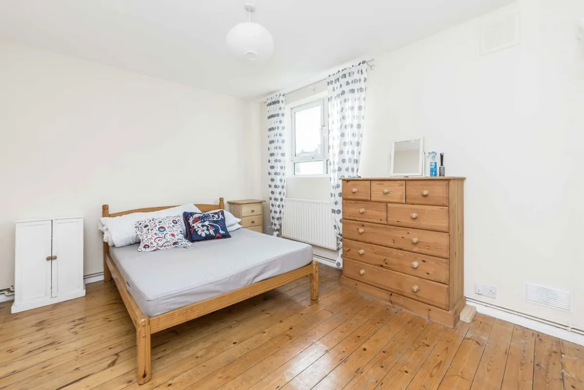 Flat Holdernesse Road in Greater London
