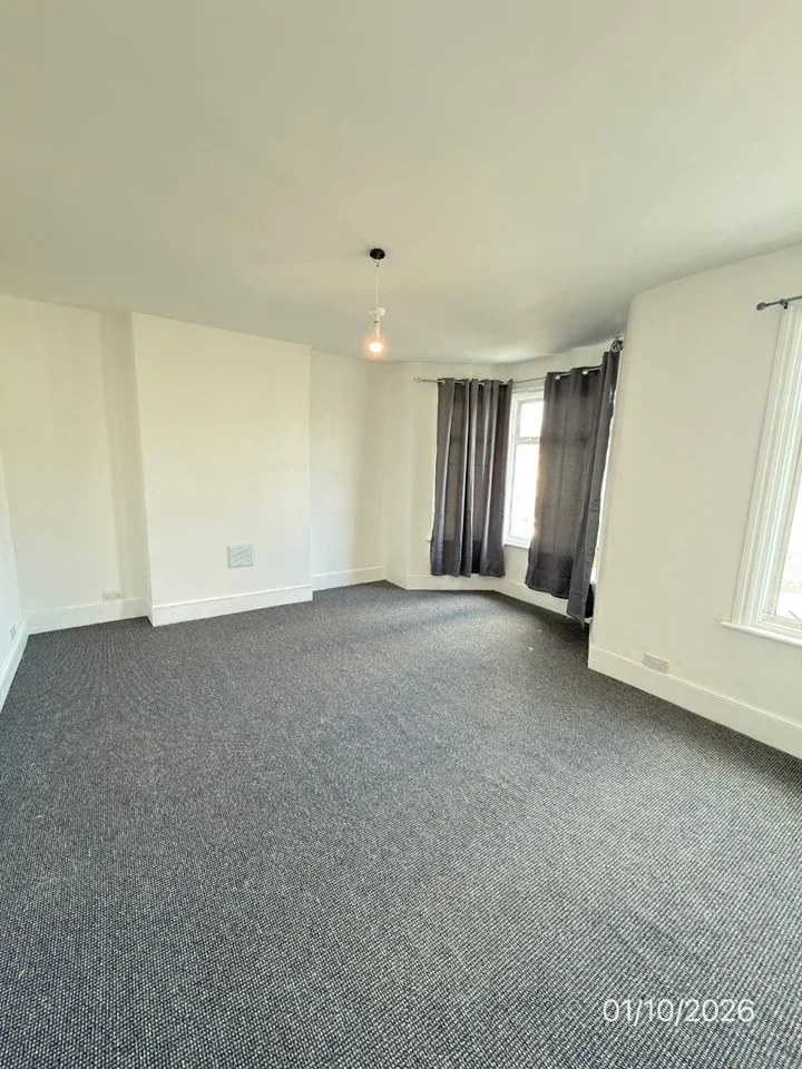 Flat Elgin Road in Greater London