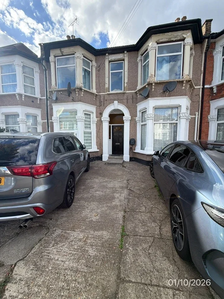 Flat Elgin Road in Greater London