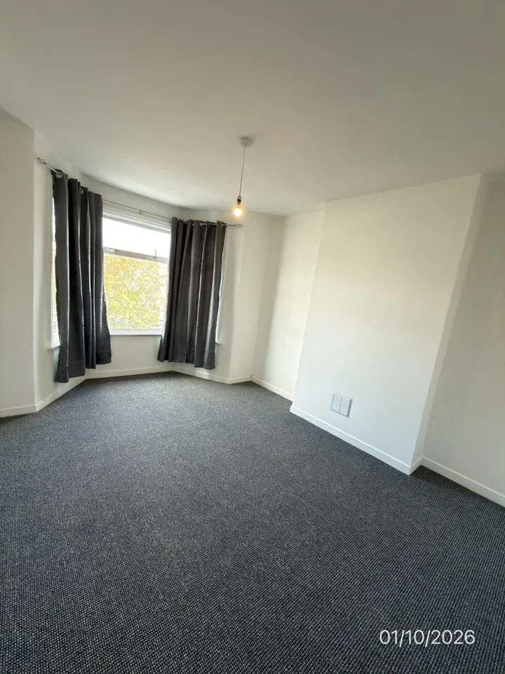 Flat Elgin Road in Greater London