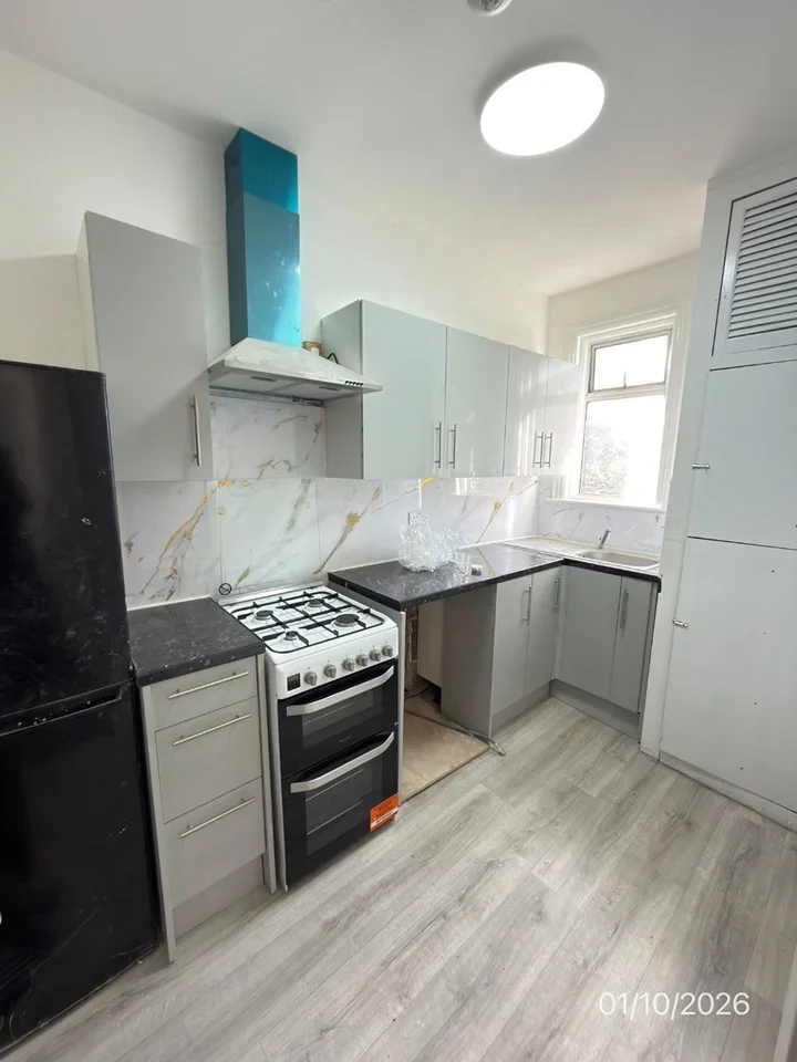 Flat Elgin Road in Greater London