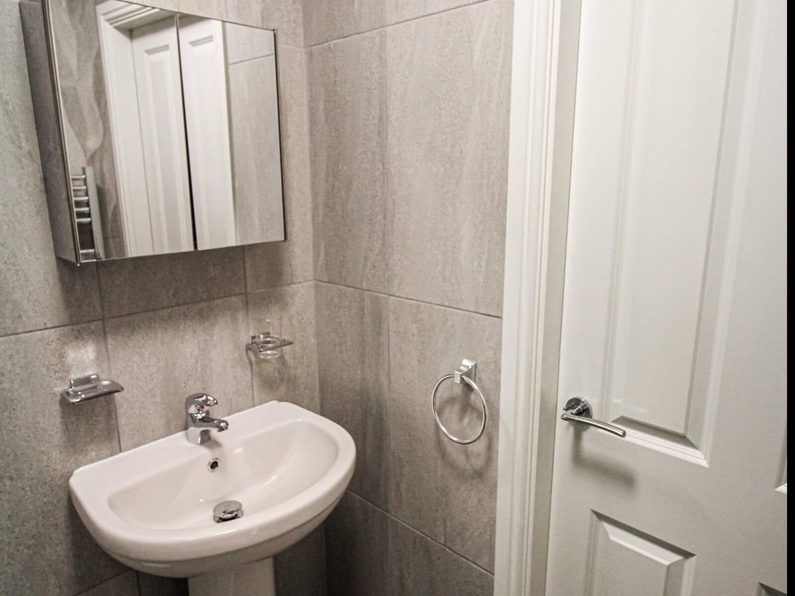 Room Clarendon Road in Leeds