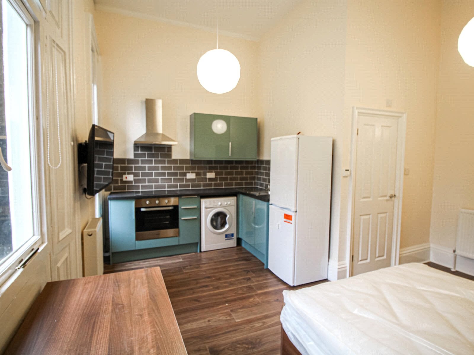 Room Clarendon Road in Leeds