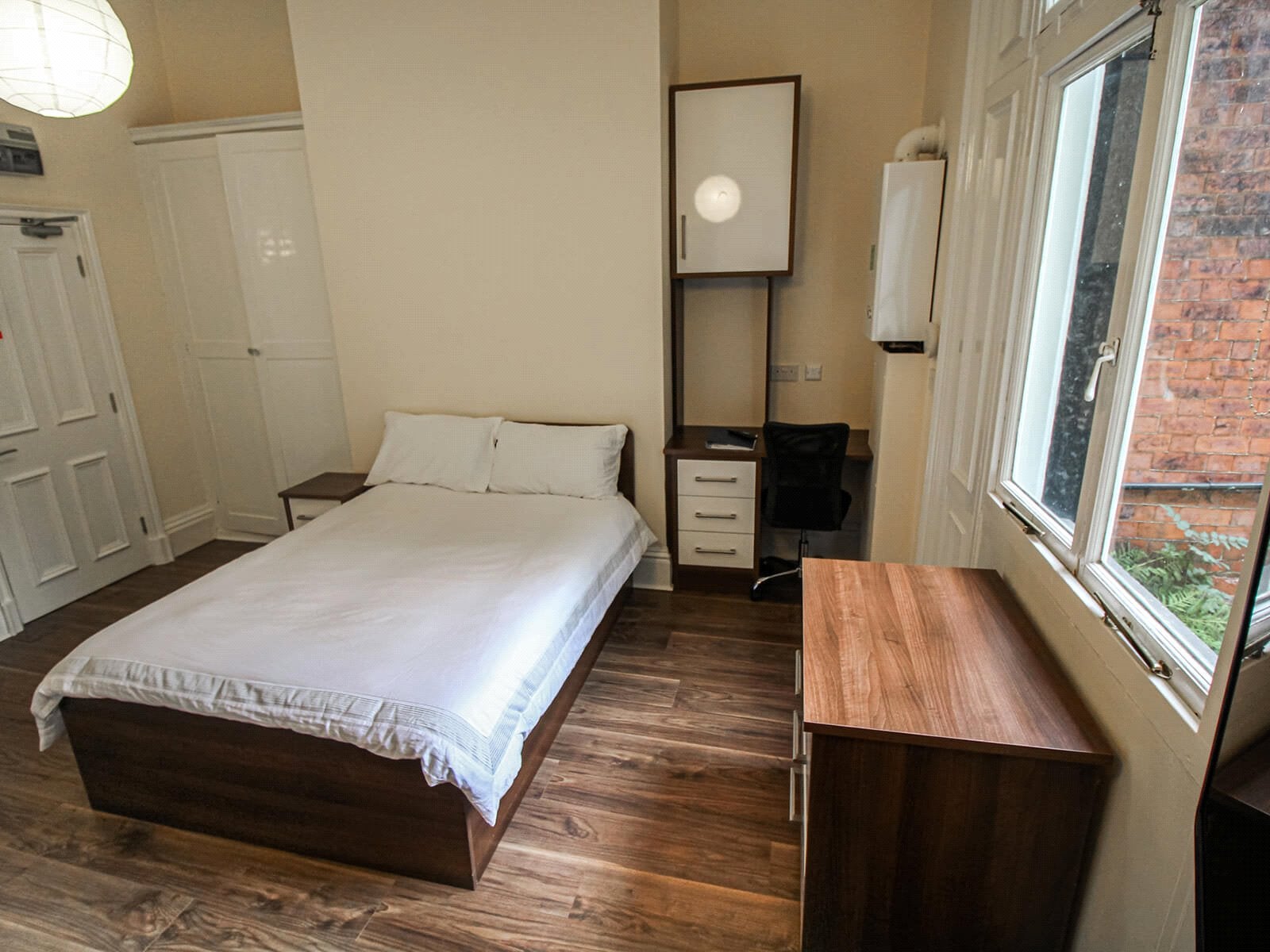 Room Clarendon Road in Leeds