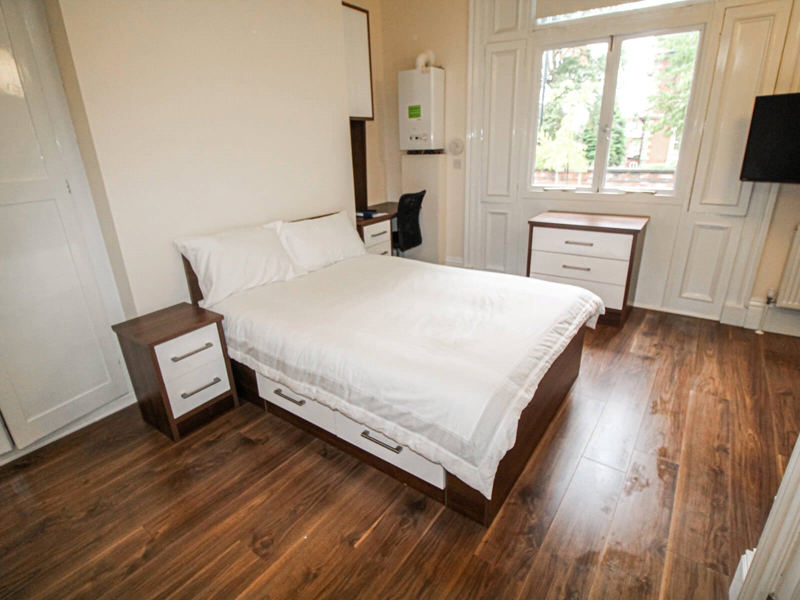 Room Clarendon Road in Leeds