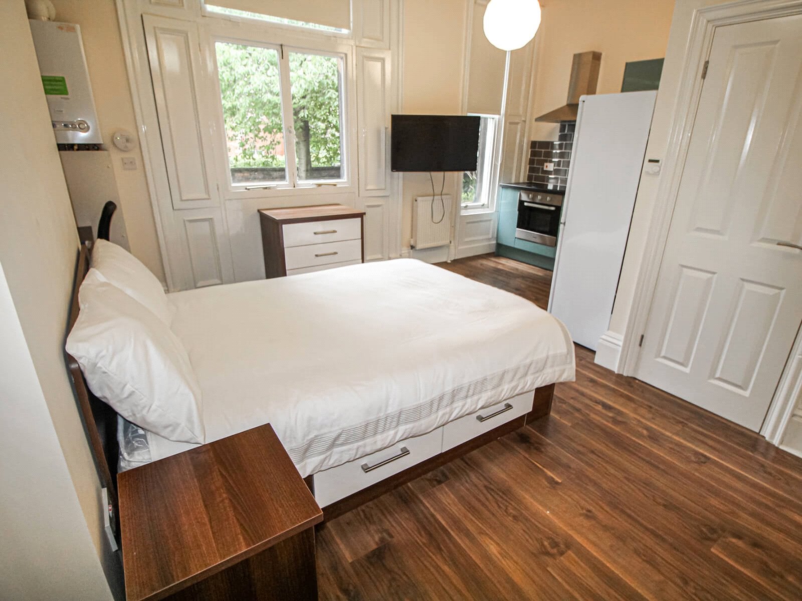 Room Clarendon Road in Leeds
