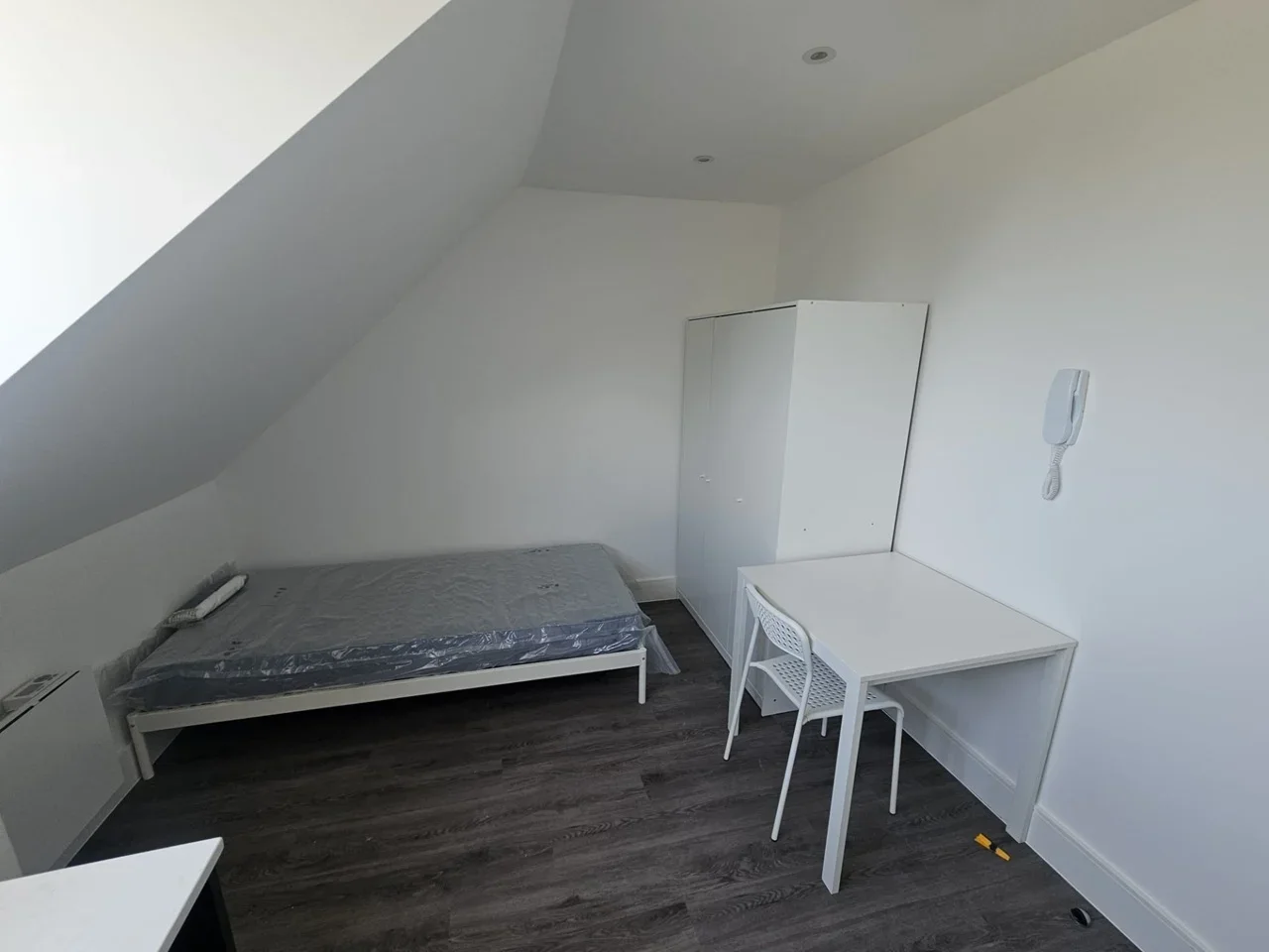 Flat Green Lane in Greater London