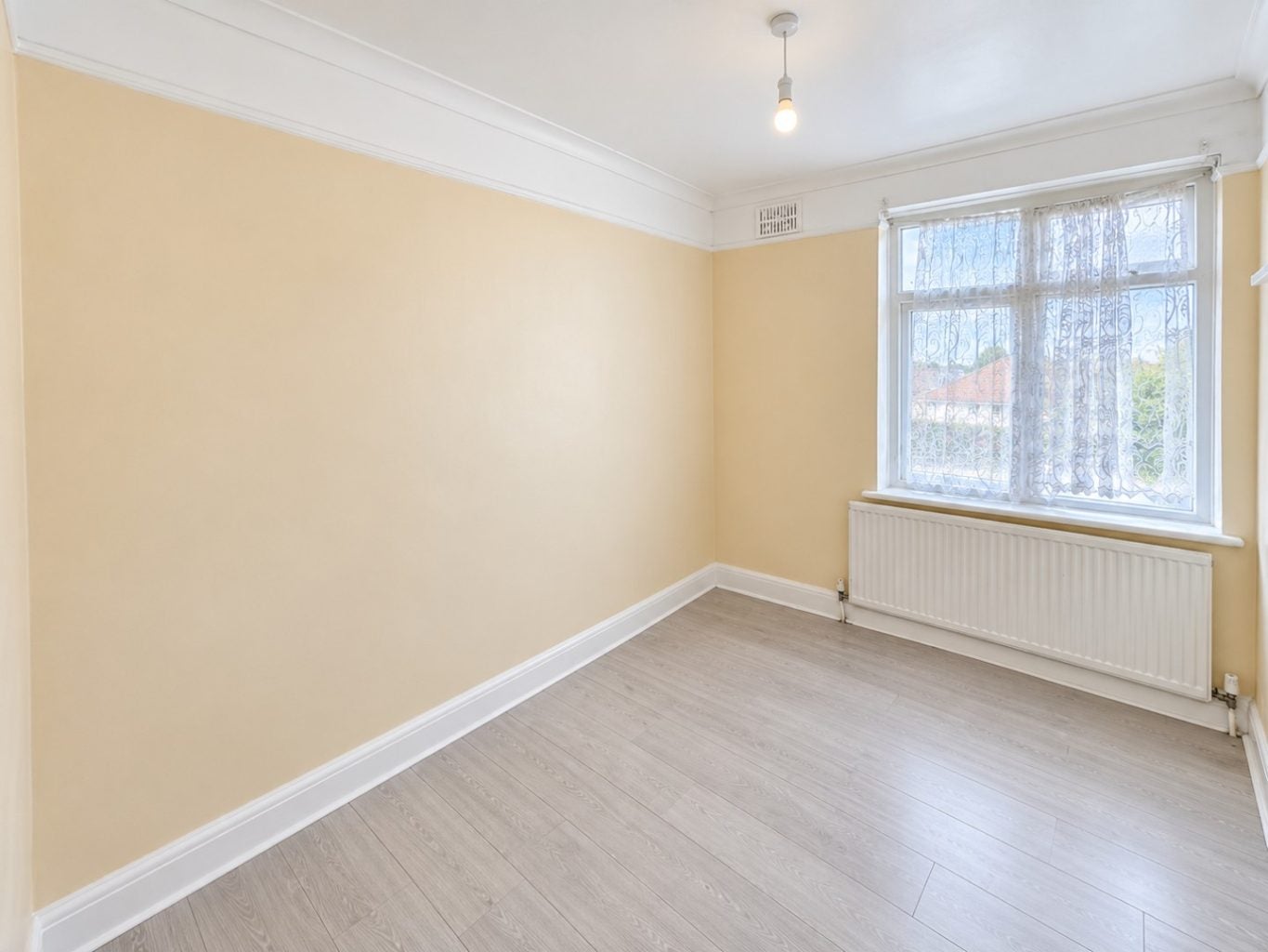 Flat Monmouth Road in Greater London