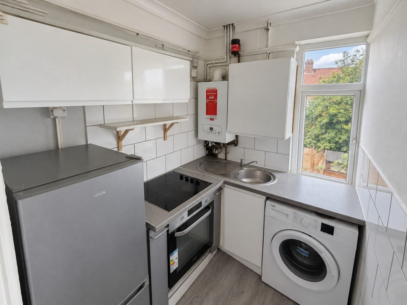 Flat Monmouth Road in Greater London