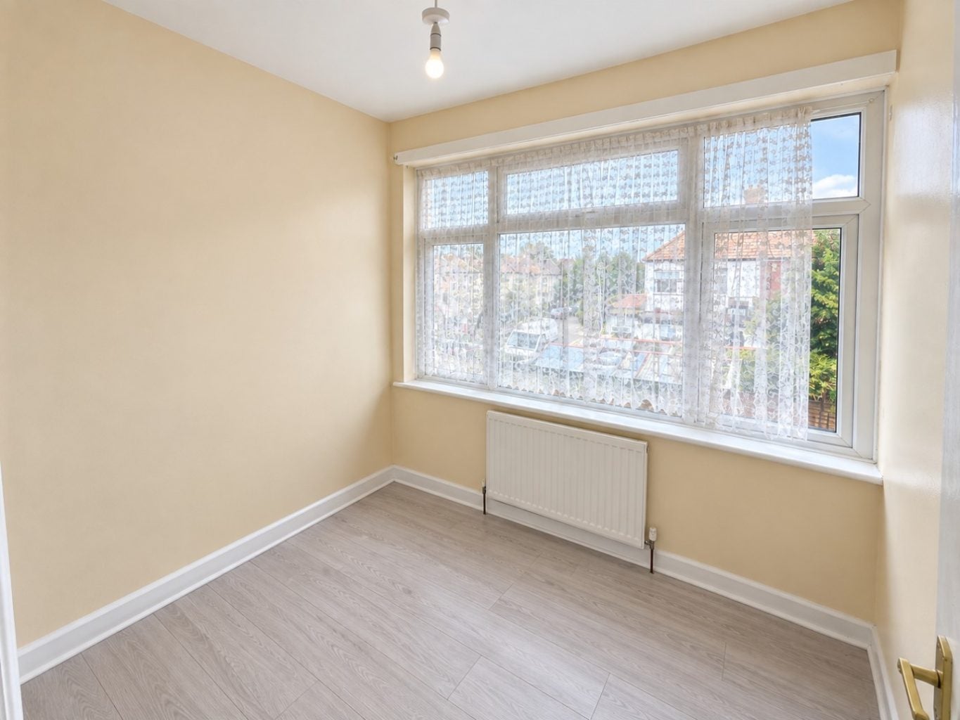 Flat Monmouth Road in Greater London