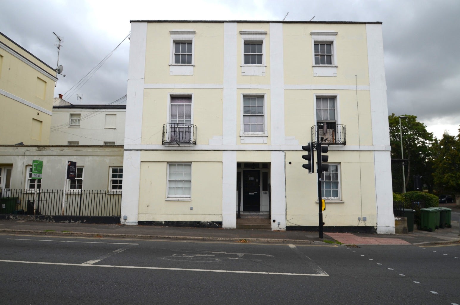 Flat Hewlett Road in Cheltenham