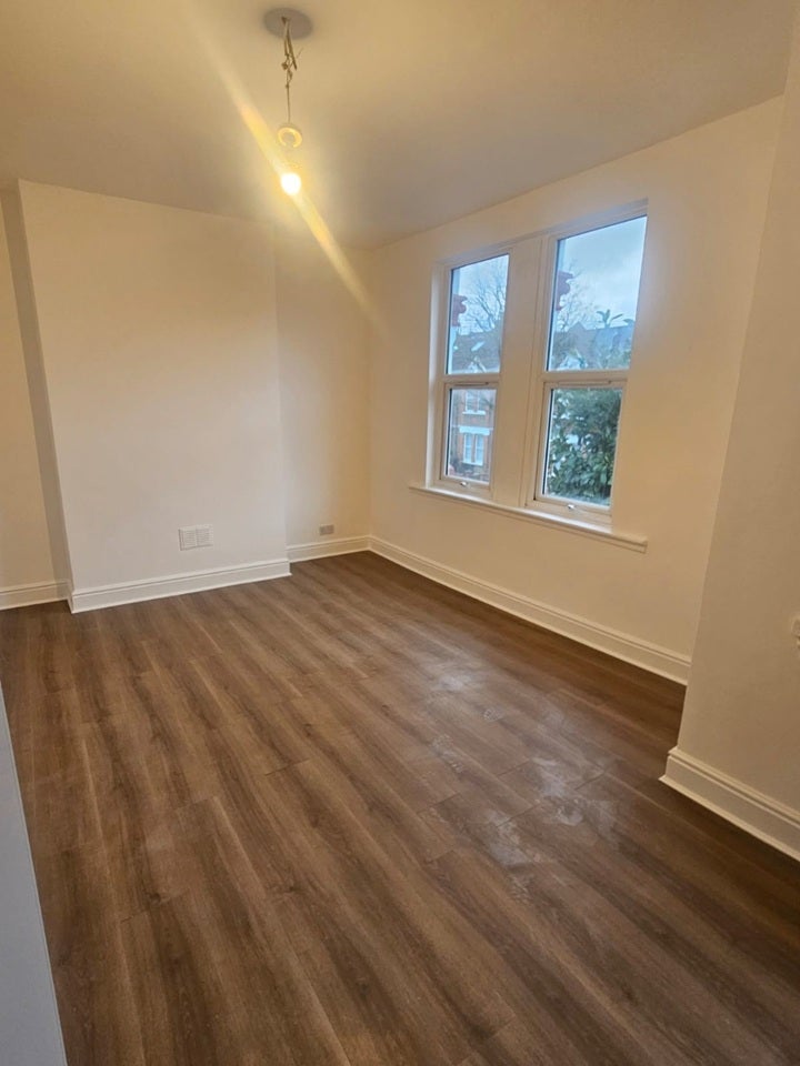 Flat Ferndale Road in Greater London