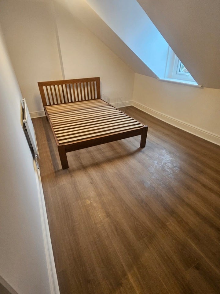 Flat Ferndale Road in Greater London