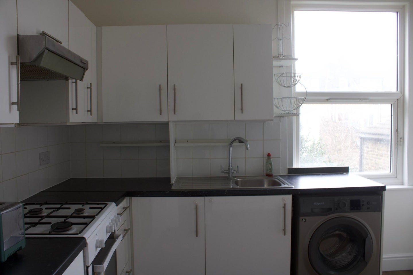 Flat Ferndale Road in Greater London