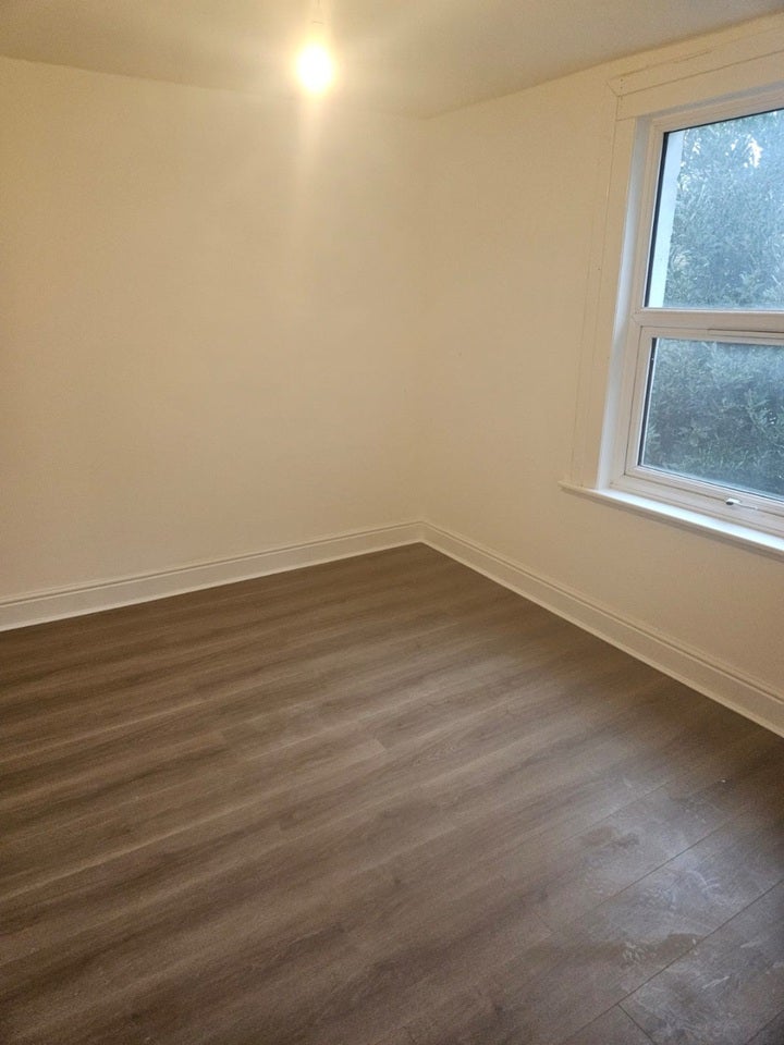 Flat Ferndale Road in Greater London