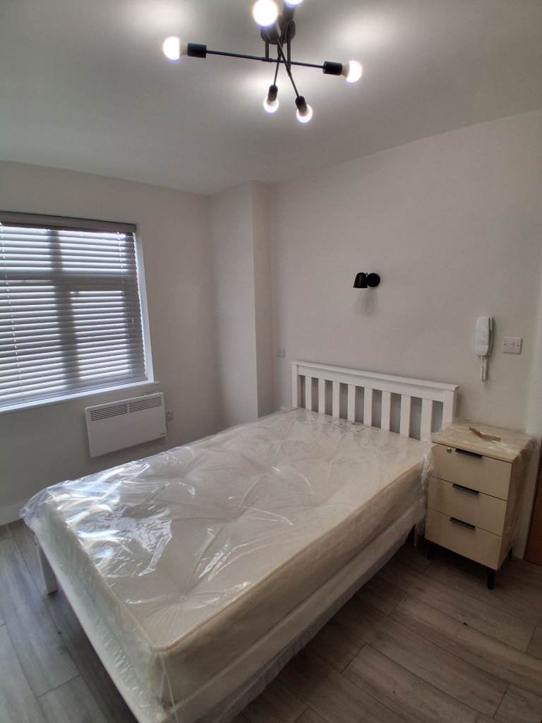 Flat Asylum Road in Greater London
