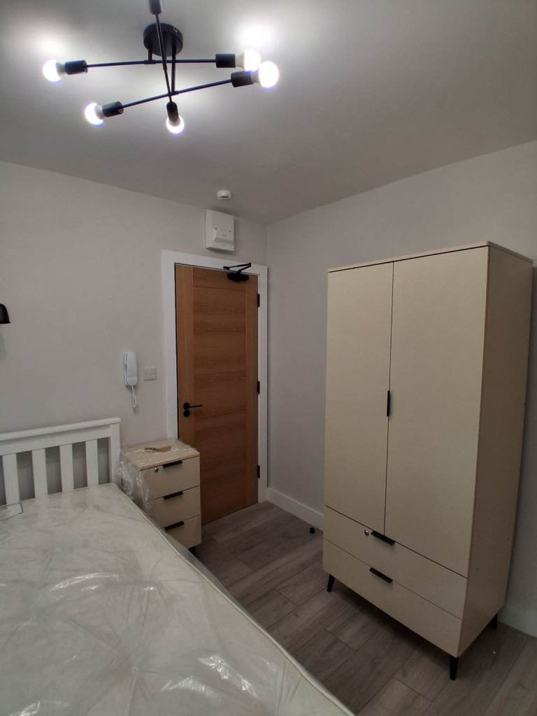 Flat Asylum Road in Greater London