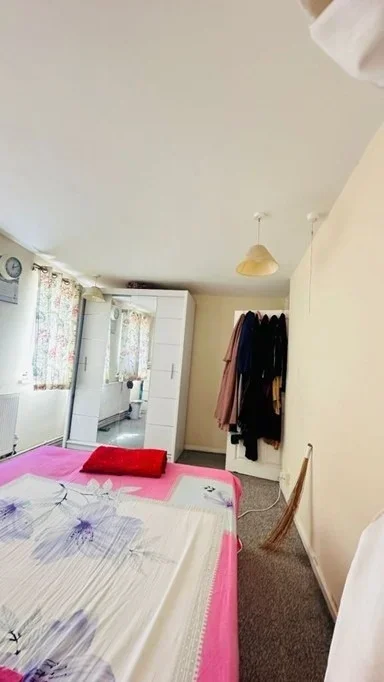 Room Barking Road in Greater London