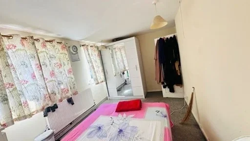 Room Barking Road in Greater London
