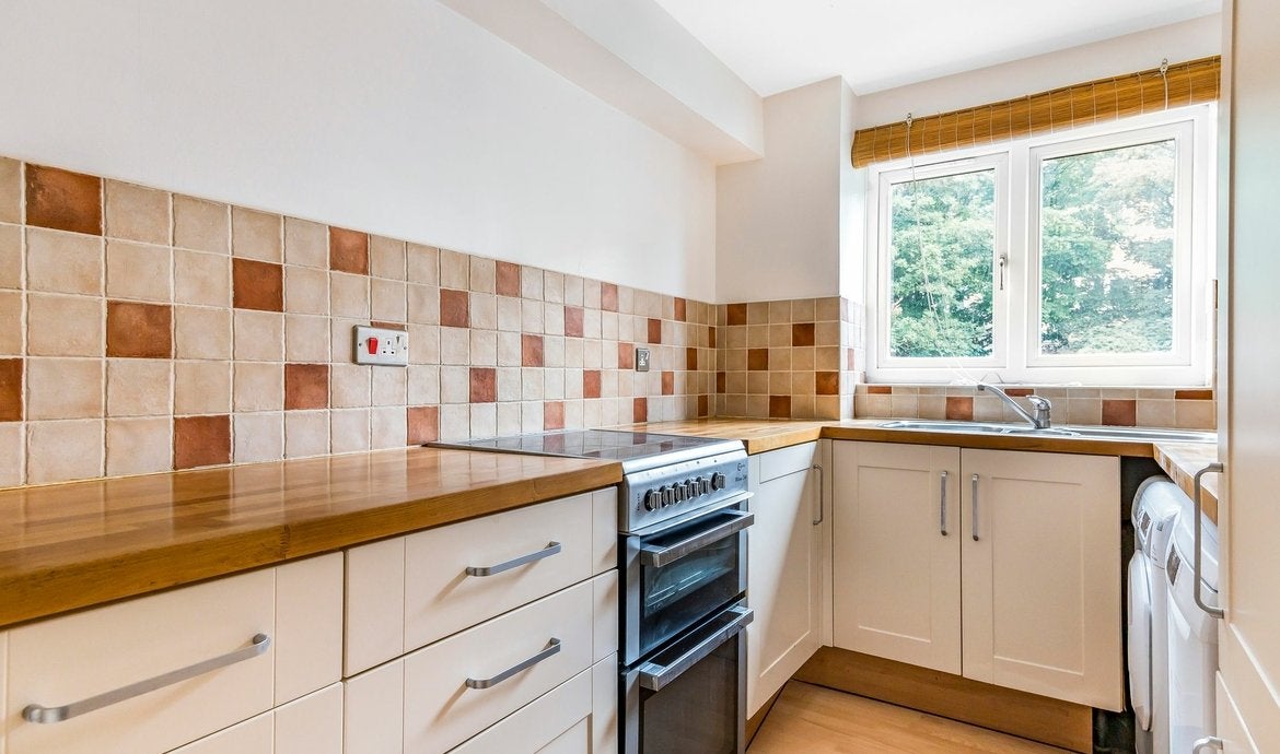 Flat Spa Court in Greater London