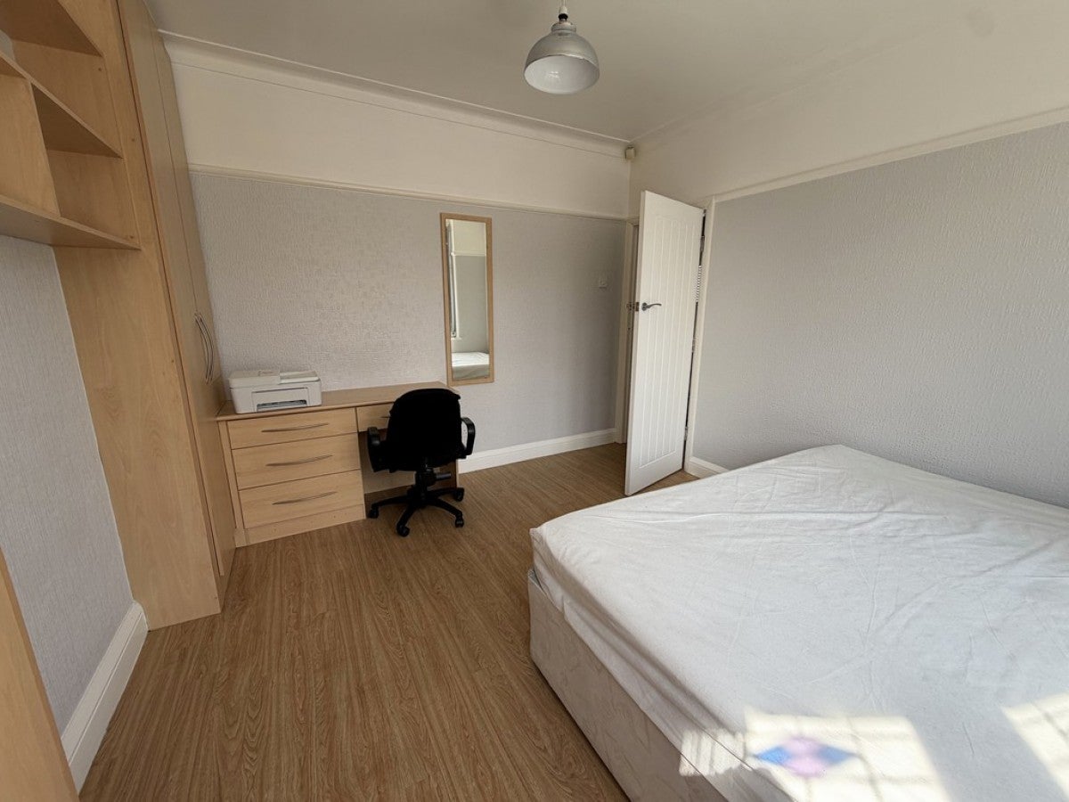 Room Croasdale Avenue in Manchester