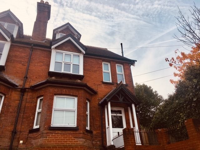 Flat Grovehill Road in Reigate and Banstead