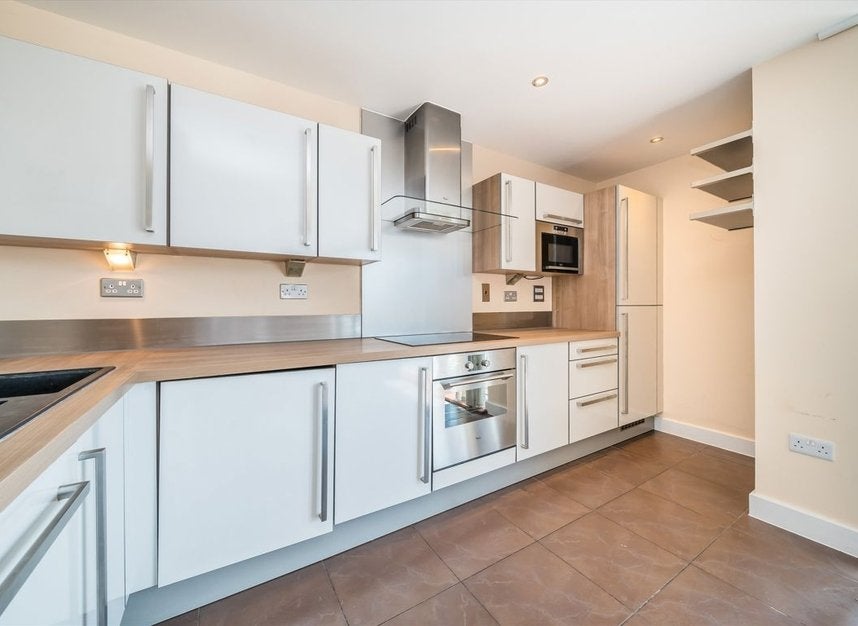 Flat Blackwall Way in Greater London