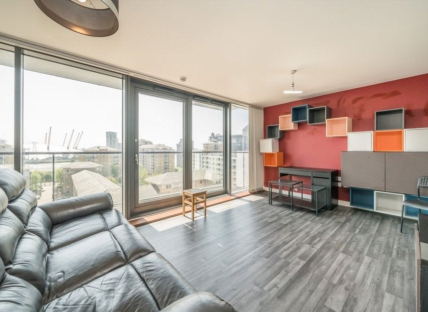 Flat Blackwall Way in Greater London