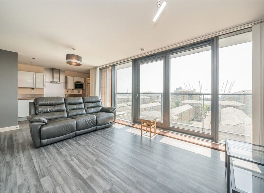 Flat Blackwall Way in Greater London