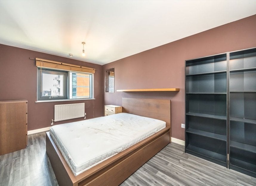 Flat Blackwall Way in Greater London