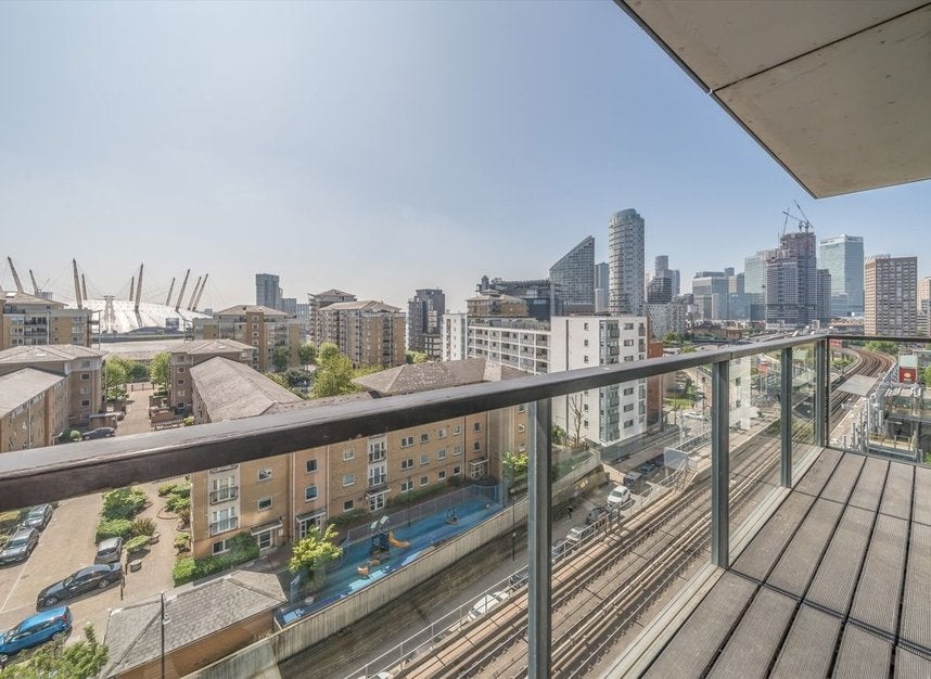 Flat Blackwall Way in Greater London