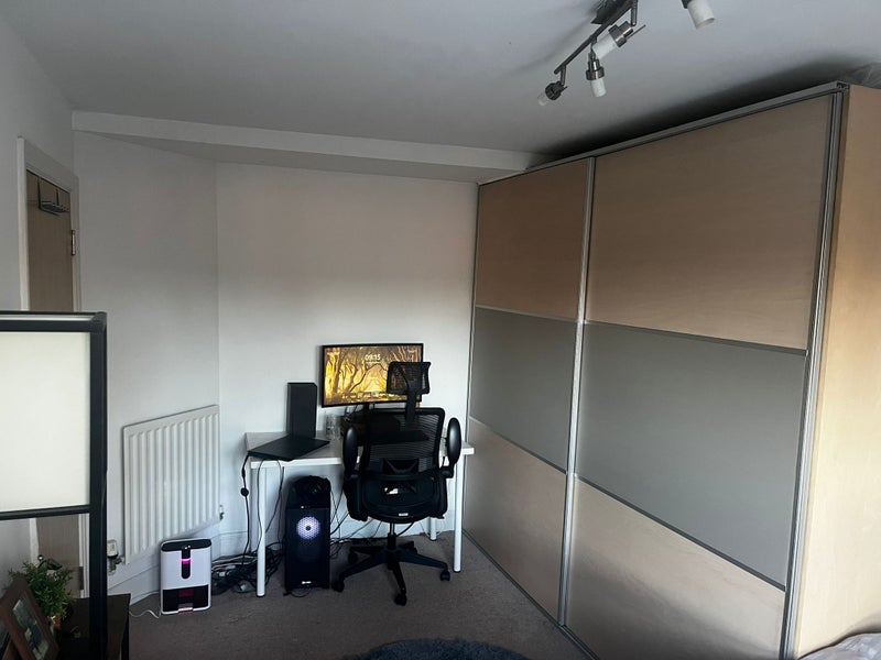 Flat Kings Avenue in Greater London