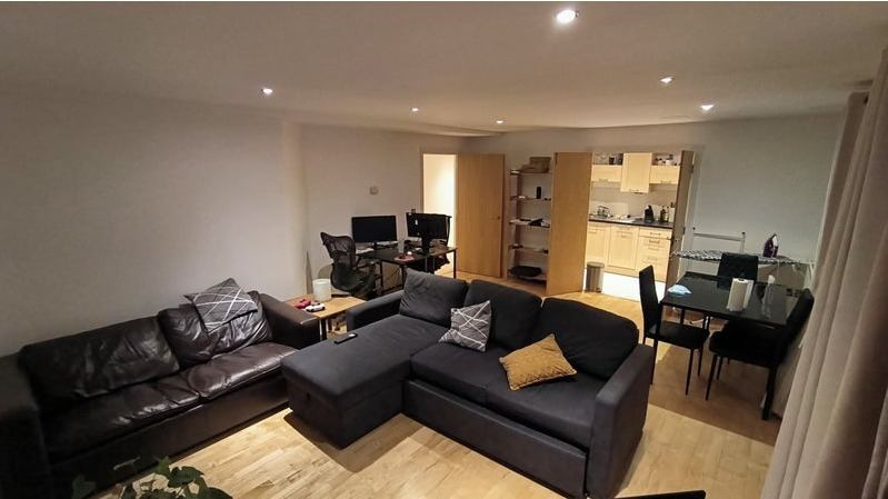 Flat Kings Avenue in Greater London